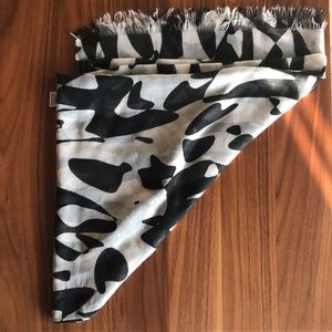 Light black and white scarf